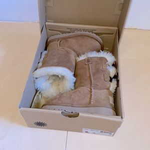 Excellent condition ugg Bailey bows